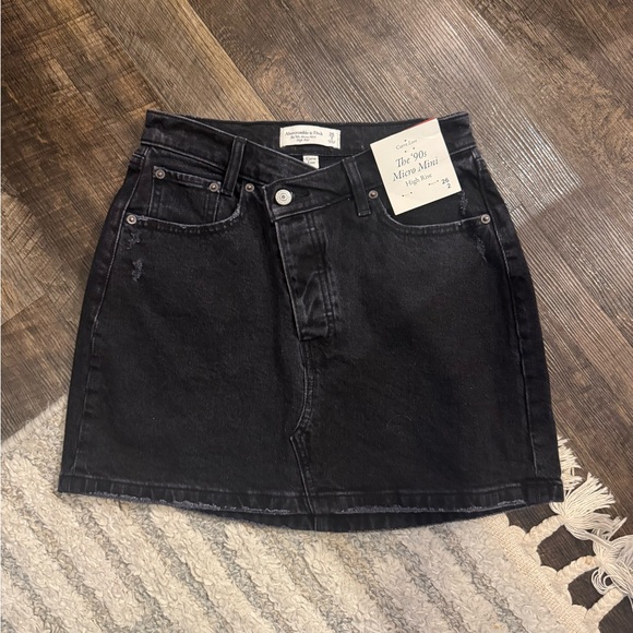 NWT - Abercrombie & Fitch - Curve Love The 90's Micro Mini Denim Skirt - Black - Picture 2 of 9